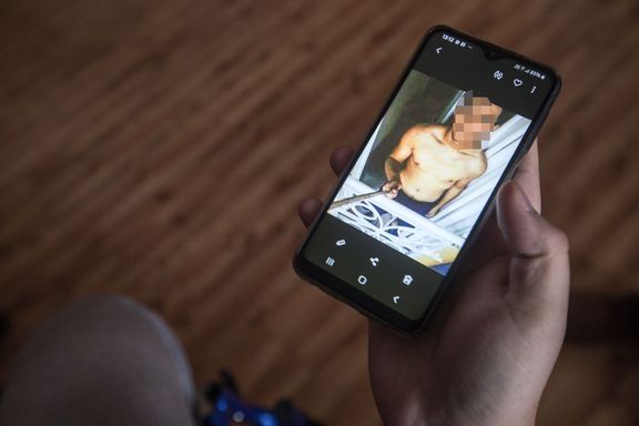 Patrik na svém mobilu ukazuje fotky, kdy ještě žil život běžného teenagera. 