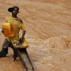 Demokratická republika Kongo, 2009 - kluk ve vodě těží zlato