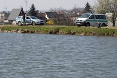 Muž plaval pro člun a zmizel v Labi, hledají ho desítky policistů