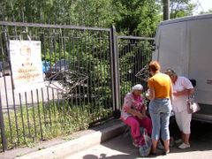 Fotografie Tymošenkové na plotě před vjezdem do nemocnice.