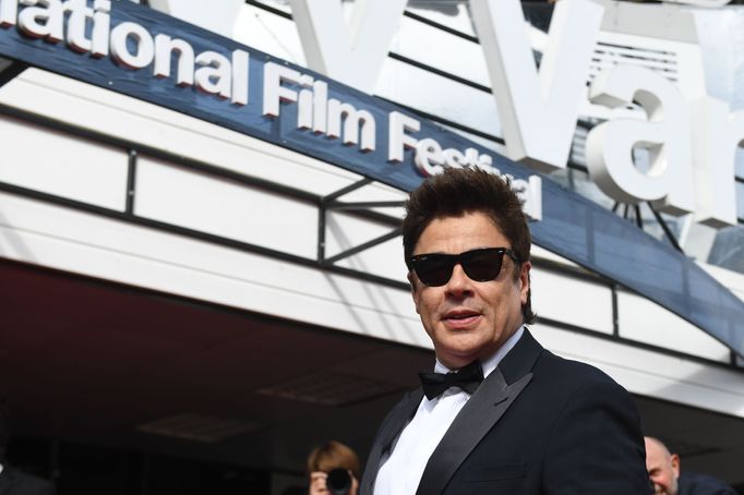 Benicio del Toro na červeném koberci.