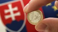 1. 1. - Slovenské euro - Čtyři roky poté, co bývalá vláda na Slovensku schválila strategii přijetí eura, se nová měna stala realitou a koruna skončila v propadlišti dějin. Slovensko se stalo šestnáctou zemí eurozóny a tamní politici si mohli říci: Splnili jsme všechny termíny, které jsme si předsevzali. 
Na snímku slovenské euro v ruce slovenského ministra financí Jana Počiatka. 
 Další podrobnosti si připomeňte ve článku zde