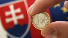 Slovenský ministr financí Jan Počiatek drží slovenské euro