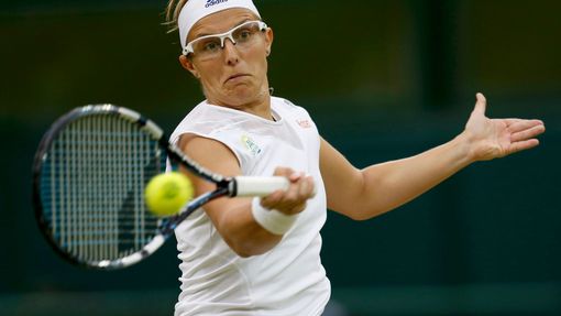 Kirsten Flipkensová v zápase proti Petře Kvitové na Wimbledonu 2013