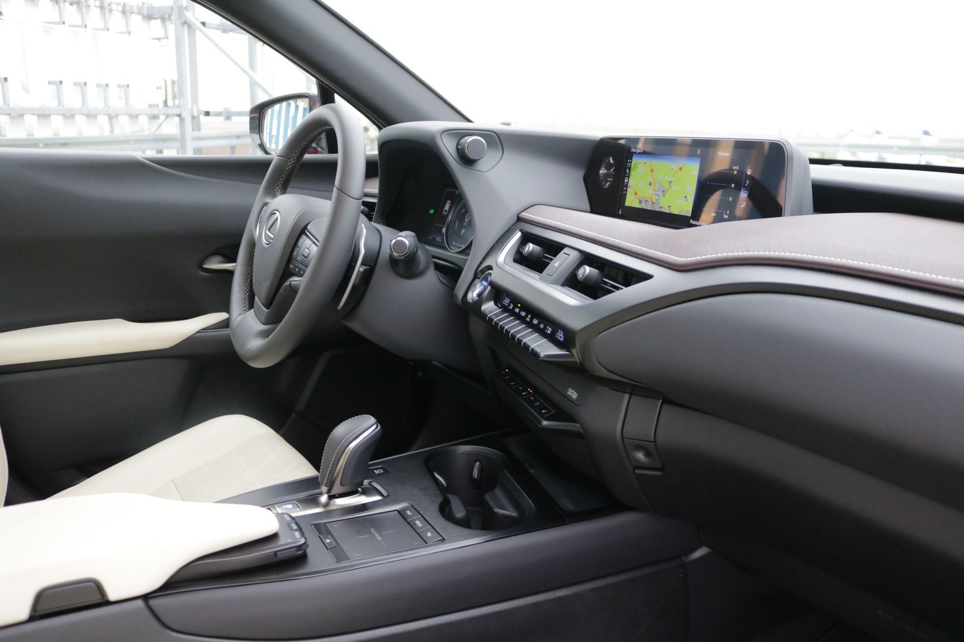 Lexus UX300e elektromobil