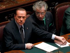 Berlusconiho vyzývají k rezignaci už i jeho spojenci.