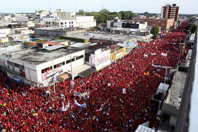 Supporters of Venezuela's President and presidential candidate Hugo Chavez attend a campaign rally in Maturin, in the state of Monagas September 28, 2012. REUTERS/Miraflores Palace/Handout (VENEZUELA - Tags: POLITICS ELECTIONS) THIS IMAGE HAS BEEN SUPPLIED BY A THIRD PARTY. IT IS DISTRIBUTED, EXACTLY AS RECEIVED BY REUTERS, AS A SERVICE TO CLIENTS. FOR EDITORIAL USE ONLY. NOT FOR SALE FOR MARKETING OR ADVERTISING CAMPAIGNS Published: Zář. 28, 2012, 11:44 odp.