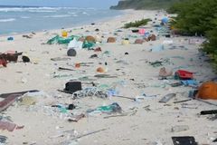 Oceán vyplavil tuny odpadu na pláže korálového ostrova. Úplně mi to vyrazilo dech, říká vědkyně