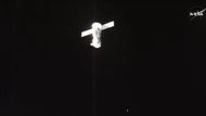 Sojuz se právě oddělil od ISS a začala jeho cesta na Zem.