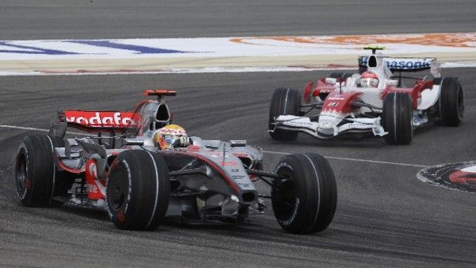 Lewis Hamilton bez předního křídla se snaží dostat do boxů, za ním Toyota Tima Glocka.