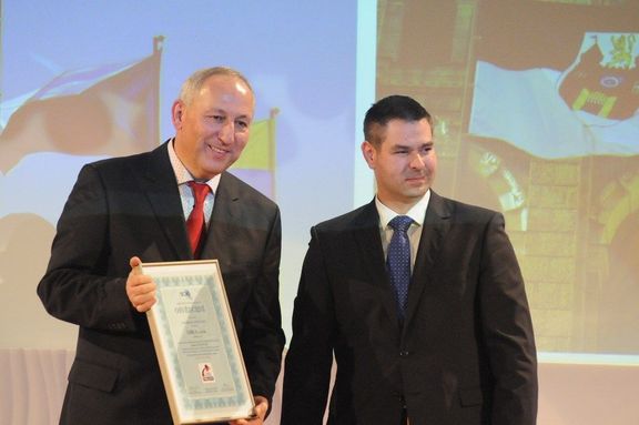 Náměstek ministra průmyslu a obchodu Jiří Havlíček předává ocenění Janu Vereščákovi ze společnosti Libea