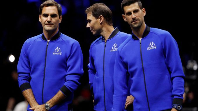 Roger Federer, Rafael Nadal a Novak Djokovič během Švýcarova loučení na Laver Cupu 2022.