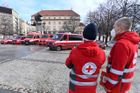 Chceme pomoci, říkají dobrovolníci Českého červeného kříže před cestou do nemocnic