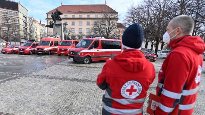 Obrazem: Dobrovolníci Českého červeného kříže budou pomáhat v nemocnicích