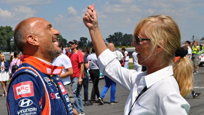 Gabriele Tarquini srší dobrou náladou. Čas na úsměv si najd ei na startovním roštu.