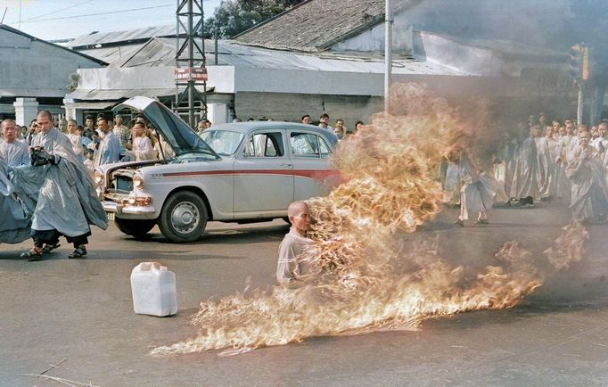 Malcolm Browne, Hořící mnich, Ho Či Minovo město, Vietnam, 1963, kolorováno.