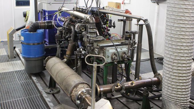 Vědci z ČVUT v Roztokách zkouší různé parametry motorů i jejich částí.