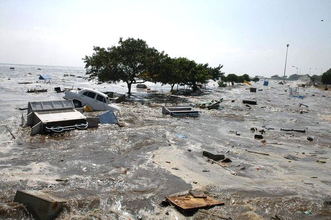 Uplynulo 15 let od ničivé vlny tsunami, která si 26. prosince 2004 vyžádala na pobřeží Indického oceánu v jihovýchodní Asii přes 230 000 mrtvých.