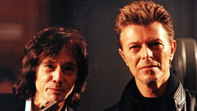 David Bowie (na snímku vpravo) mu připadal jako normální inteligentní kluk. "Nebyl to žádný rocker od pohledu", napsal Ivan Král (vlevo). Snímek z 90. let, kdy mu tlumočil na tiskové konferenci.