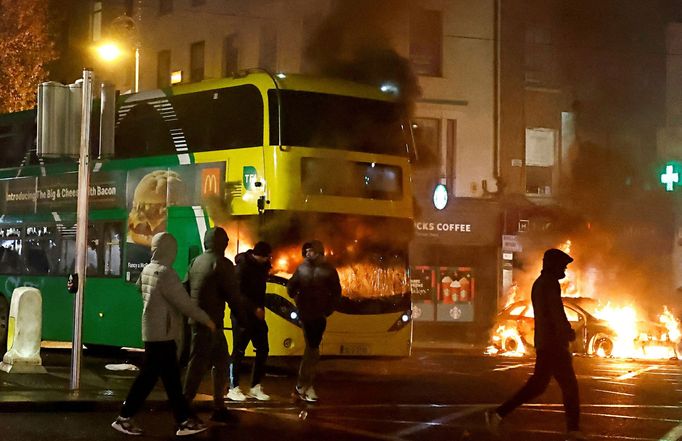 V Dublinu vypukly nepokoje poté, co neznámý útočník pobodal několik lidí včetně dětí.
