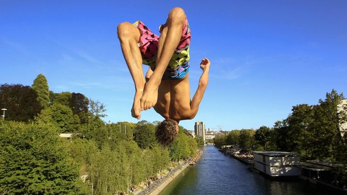 A man jumps from a bridge into the Limmat river during sunny summer weather in Zurich August 17, 2012. The Federal Office of Meteorology MeteoSwiss has launched a warning