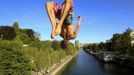 A man jumps from a bridge into the Limmat river during sunny summer weather in Zurich August 17, 2012. The Federal Office of Meteorology MeteoSwiss has launched a warning for a heat wave for the weekend until August 22. REUTERS/Arnd Wiegmann (SWITZERLAND - Tags: ENVIRONMENT SOCIETY TPX IMAGES OF THE DAY) Published: Srp. 17, 2012, 6:13 odp.