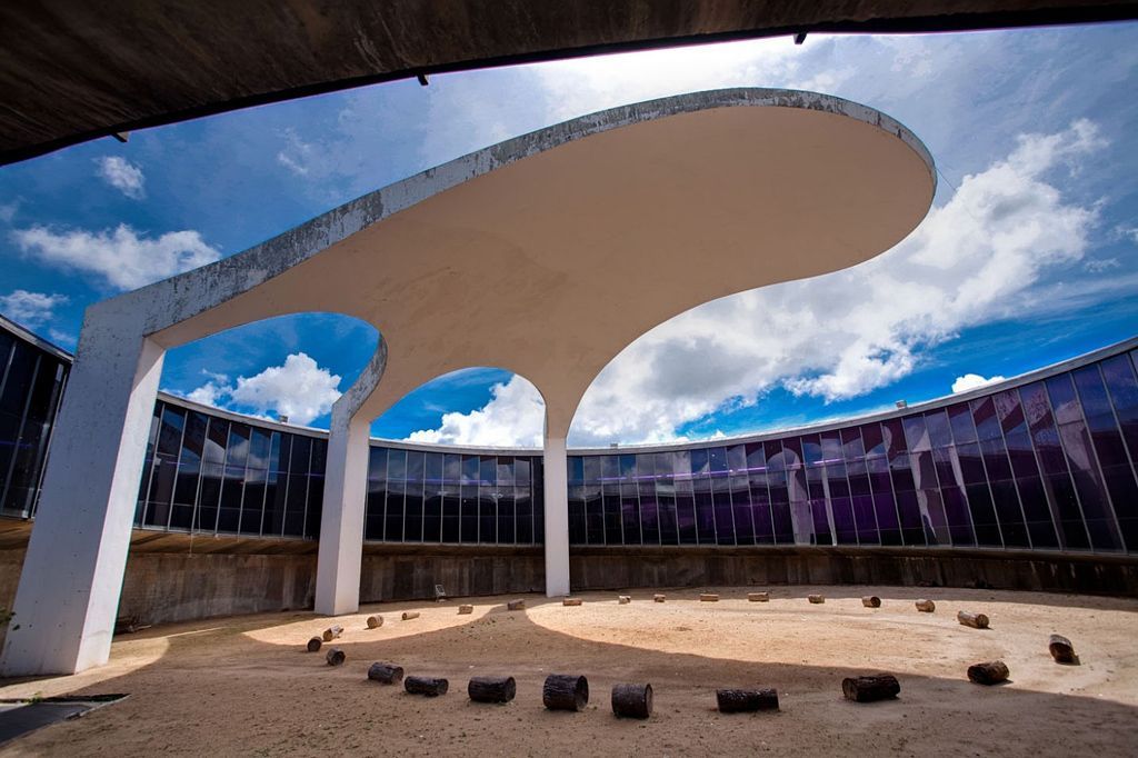 Oscar Niemeyer - Brasília - Památník domorodého lidu