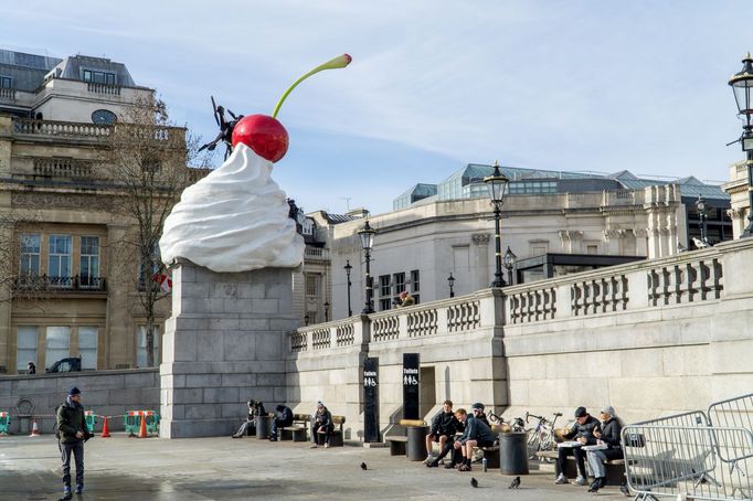 Dílo Heather Phillipsonové nazvané The End na Trafalgarském náměstí.