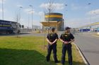 V areálu Amazonu u Prahy zasahují celníci a policisté, kontrolují zahraniční pracovníky