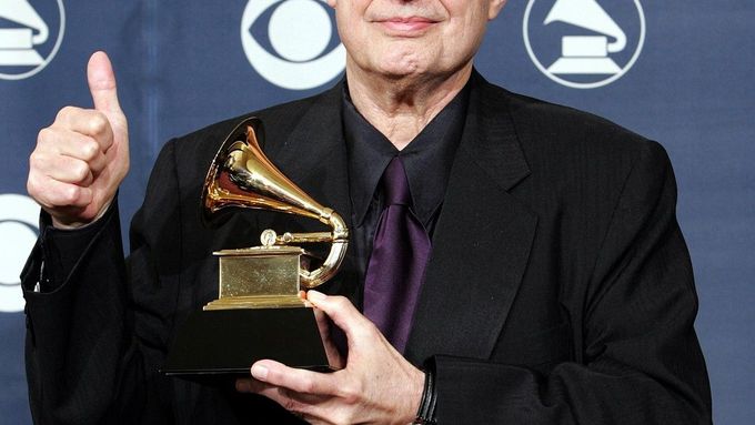 Charles Haden s cenou Grammy v roce 2005.