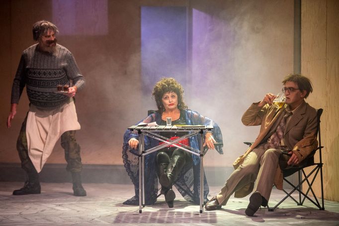 Jan Dvořák jako hospodský Palivec, Daniela Bambasová coby vedoucí vykřičeného domu Müllerová a Tomáš Kobr v roli spisovatele Haška.