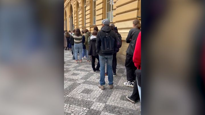 "To už není ani vtipné." Video fronty před gymnáziem ilustruje bezmoc dětí i rodičů