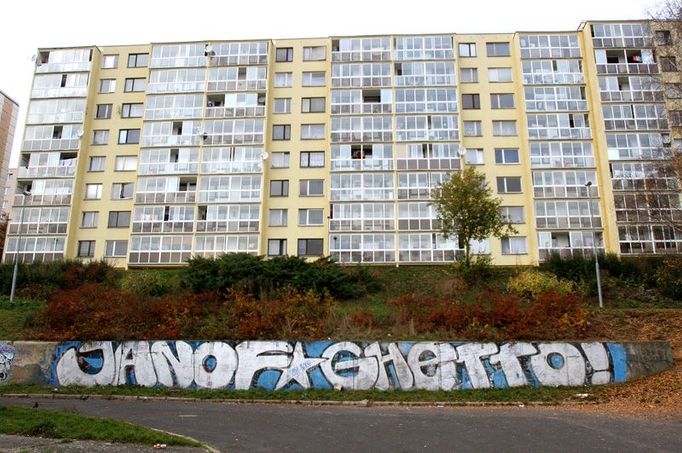 Janof*ghetto. Zatím je Janov sídliště. Ale stojí na tenké linii, která se vine mezi tím stát se ghettem nebo zůstat městskou částí Litvínova.