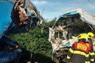 Při nehodě vlaků u Českého Brodu zemřel strojvedoucí. Zraněných lidí jsou tři desítky