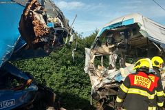 Při nehodě vlaků u Českého Brodu zemřel strojvedoucí. Zraněných lidí jsou tři desítky