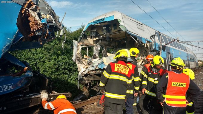 Na hlavní trati z Prahy na Kolín mezi Úvaly a Českým Brodem v úterý večer narazil osobní vlak CityElefant do stojícího nákladního poštovního vlaku. Strojvedoucí osobního vlaku zemřel.
