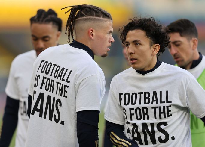 Protesty proti fotbalové superlize před zápasem Leeds - Liverpool.