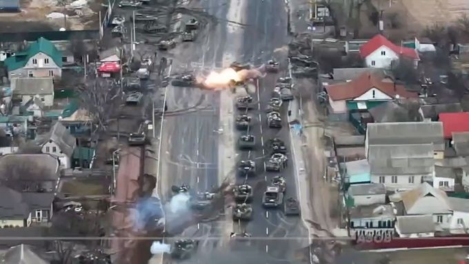 Ukrajinským jednotkám se podařilo rozsáhle poškodit ruský vojenský konvoj mířící na Kyjev.