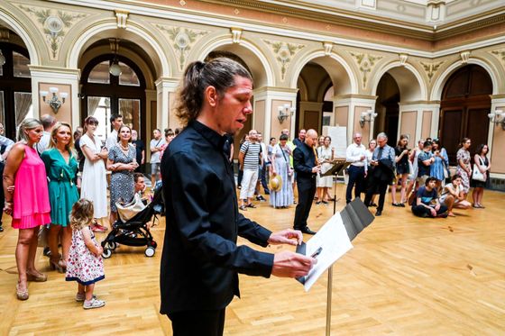 Úterní vernisáž ve dvoraně Galerie Rudolfinum zahájili členové České filharmonie provedením skladby Ryoanji od Johna Cage. Na snímku je Petr Wajsar.