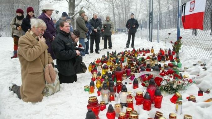 Lidé se modlí za oběti tragédie u katovické výstavní haly