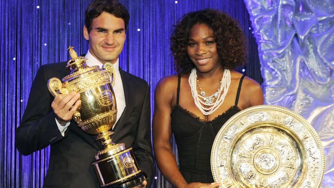 Roger Federer a Serena Williamsová s trofejemi po Wimbledonu 2009.