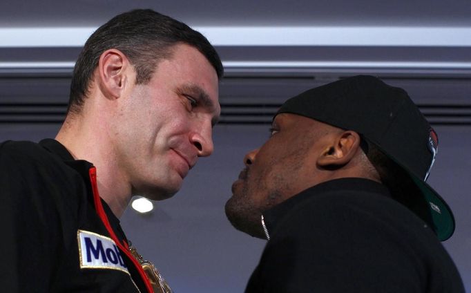 Vitalij Kličko (vlevo) a Dereck Chisora