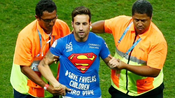 Tomuto fanouškovi v triku Supermana se podařilo vniknout na hřiště v úterním zápase Belgie - USA.