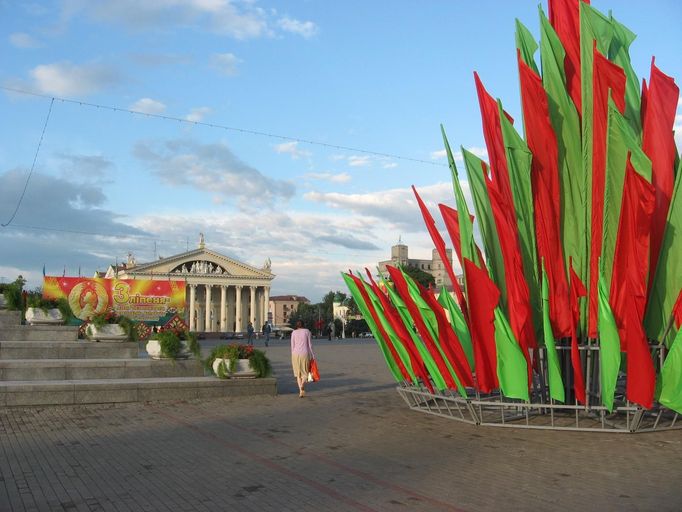 Říjnové náměstí se po loňských prezidentských volbách nakrátko stalo centrem protestů proti režimu. Teď jej zdobí Lukašenkovy červenozelené prapory.