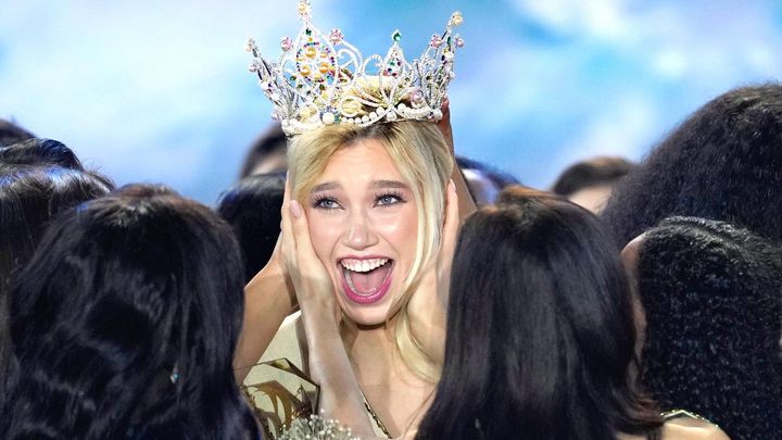 Škoda tyhle fotky minout: naše kráska na vrcholu, tajemné Voodoo i zlatá maska krále