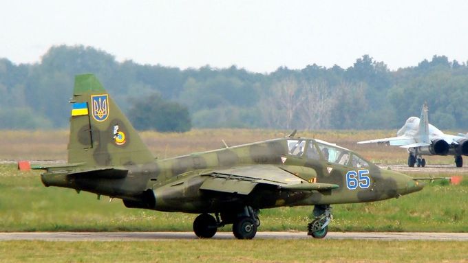 Letouny Su-25 poskytovaly u hranic s Ruskem podporu pozemním jednotkám. Ilustrační foto.