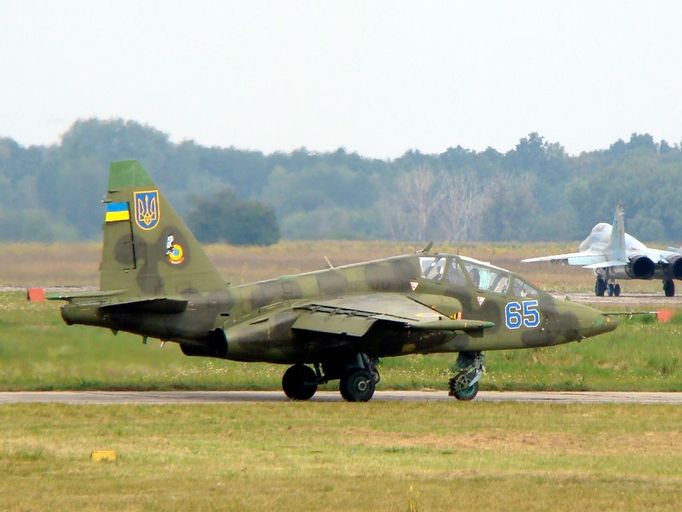 Dvoumístná varianta letounu Suchoj Su-25UB ve výzbroji ukrajinské armády.