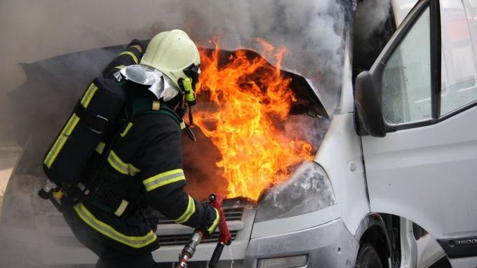 Požár auta - ilustrační foto