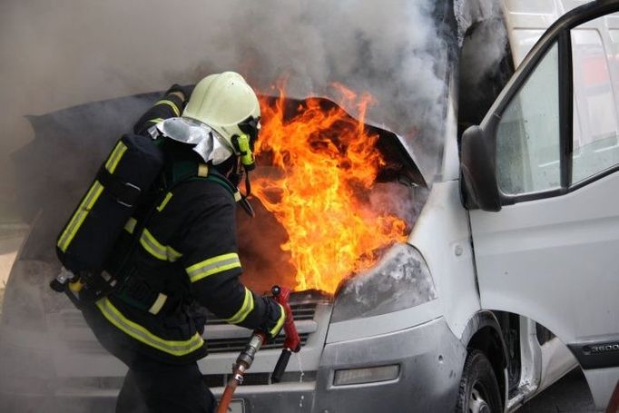 Pořár nejspíše vzniknul v motoru dodávky.