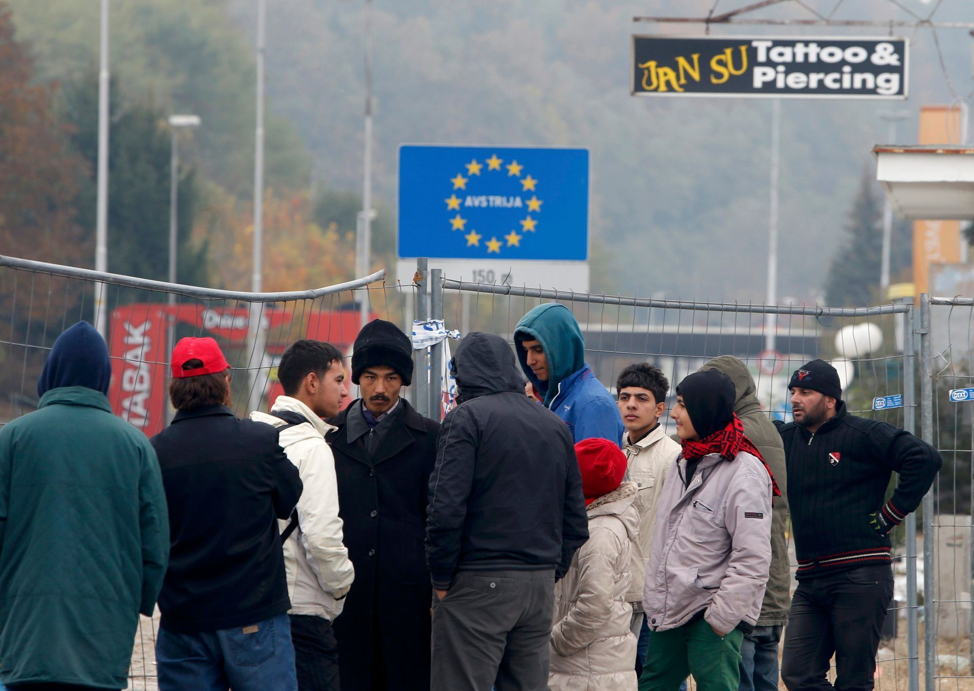 Uprchlíci na rakouské hranici nedaleko slovinského Sentilj